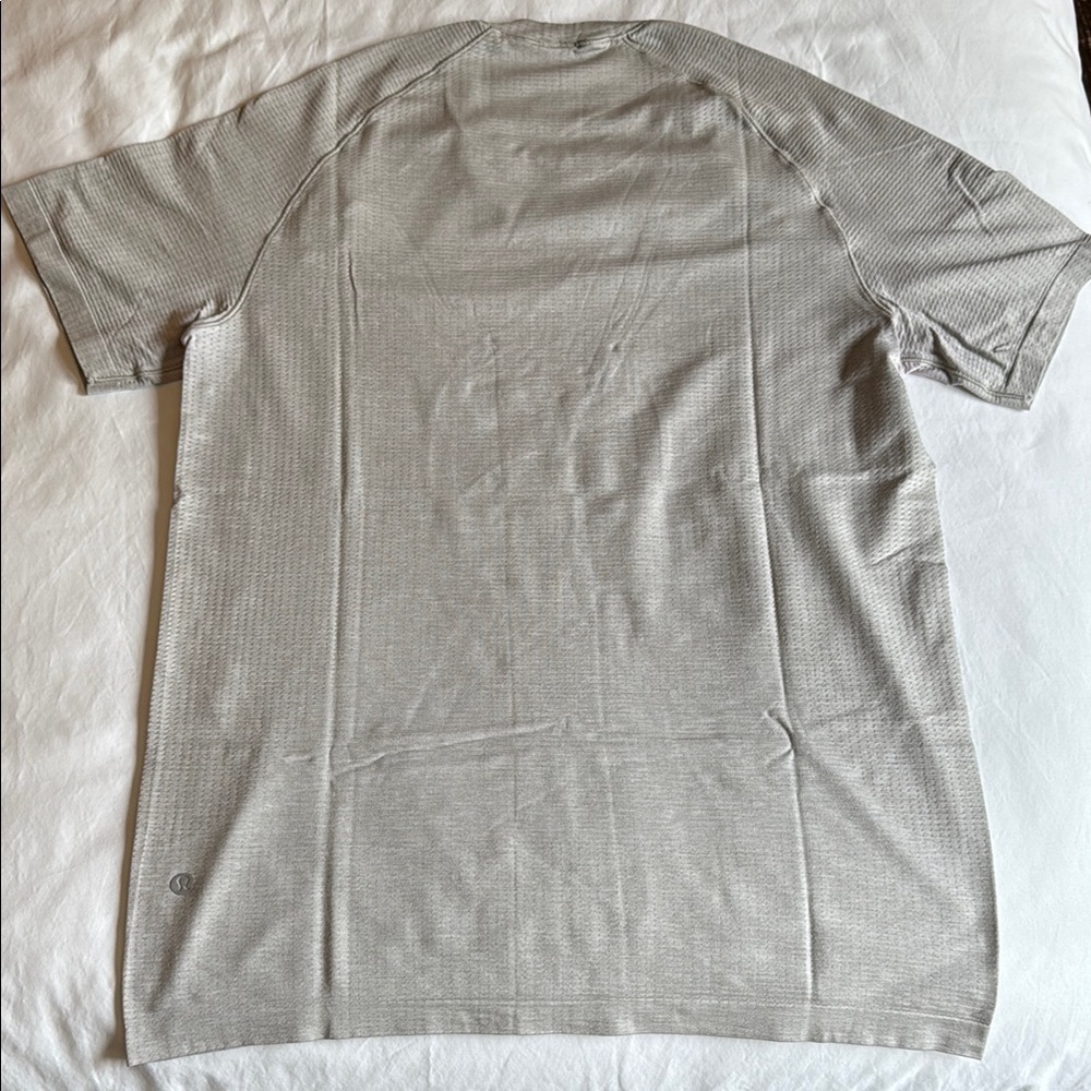 lululemon athletica Men's Light Gray Short Sleeve Tee